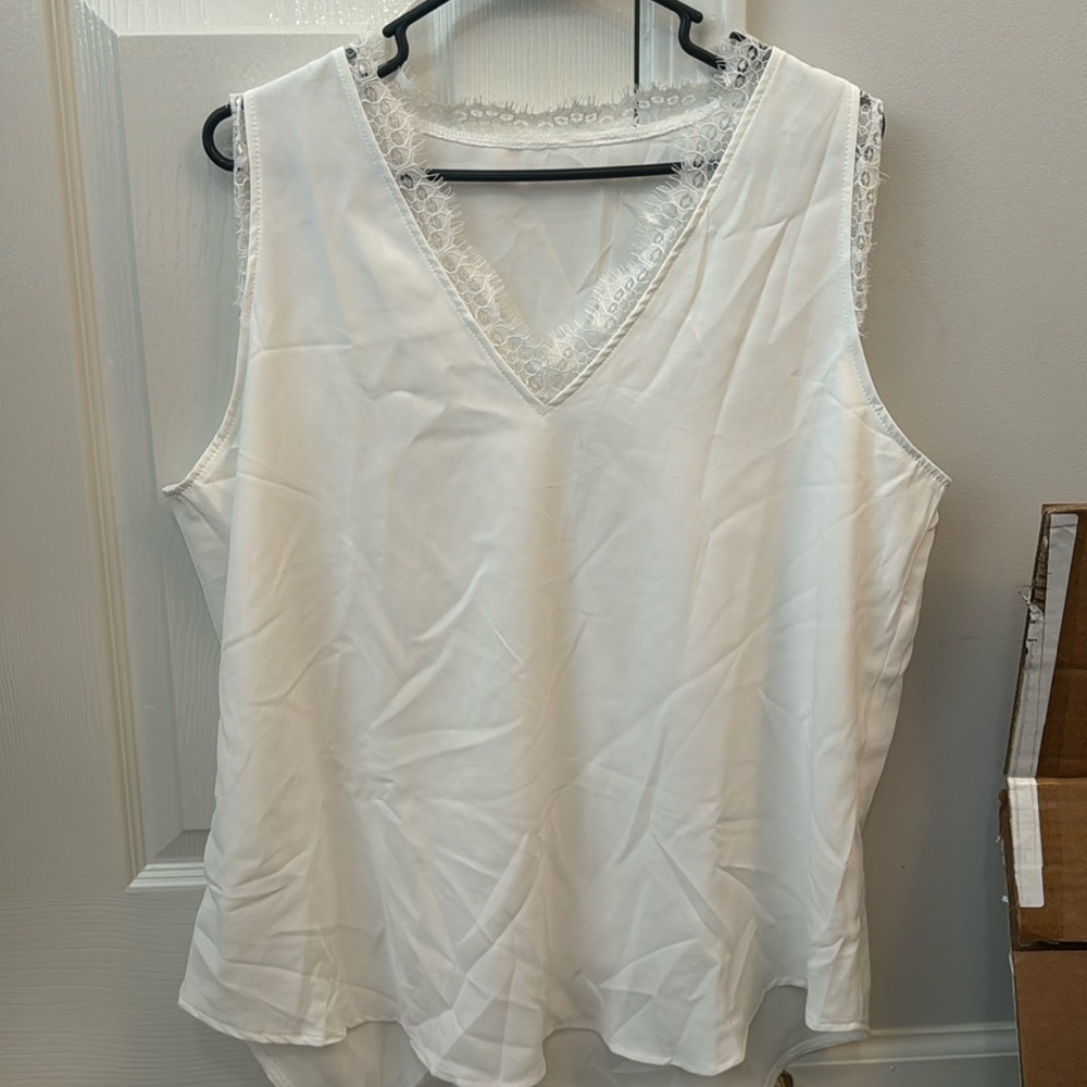 NWOT-women’s white blouse with lace detail